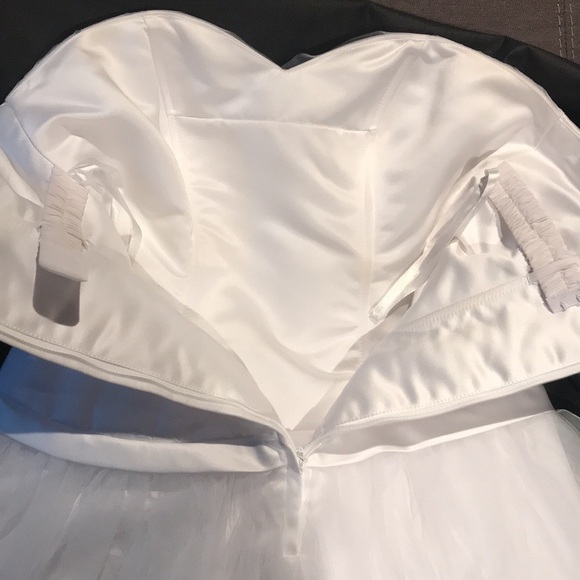 Lovely Wedding Dress - Picture 5 of 8